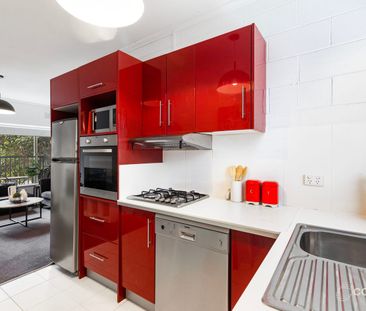 Low Maintenance Modern 2 bedroom Upstairs Unit - Located walking di... - Photo 6