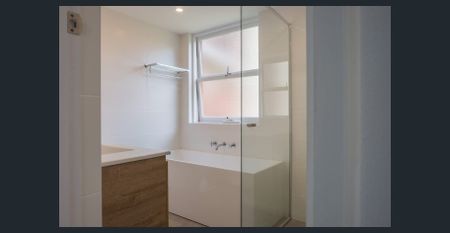 SUNNY TWO BED APARTMENT WITH HARBOUR VIEWS - Photo 5