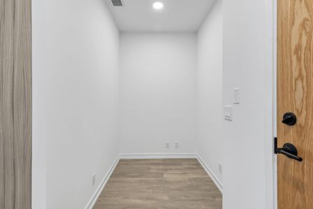 For Lease - 8 Beverley Glen Boulevard, Vaughan, Ontario - Photo 3