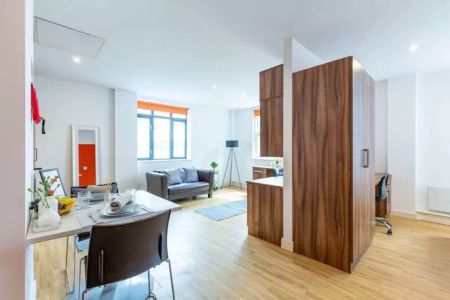 One Bed Apartment - Photo 2