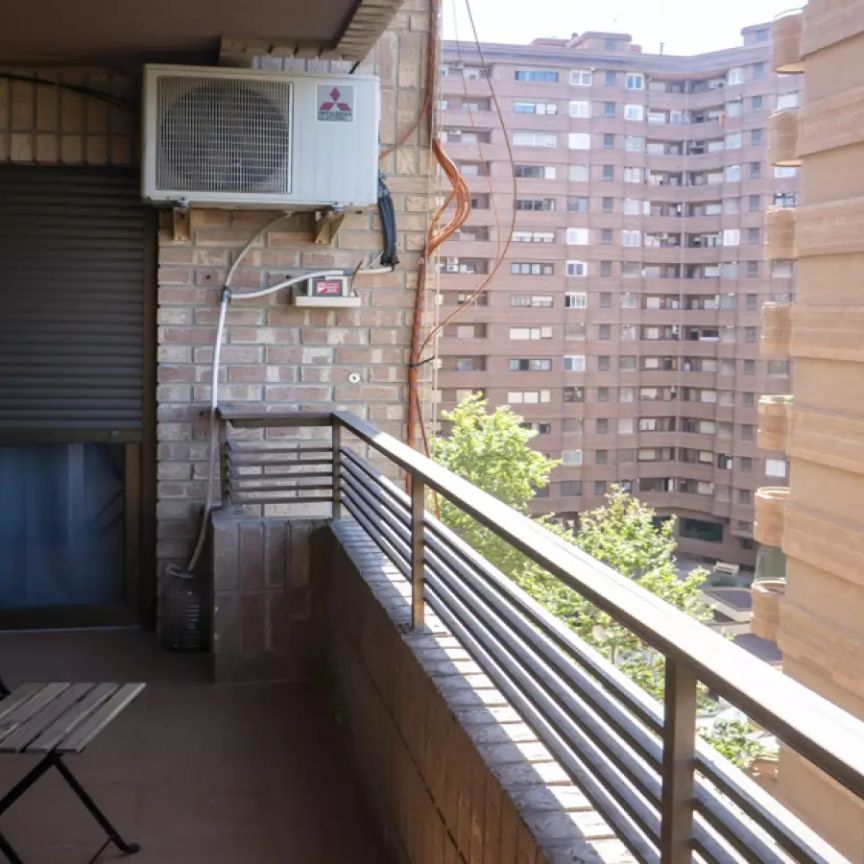 Rooms for rent in 5-bedroom apartment in Valencia - Photo 1