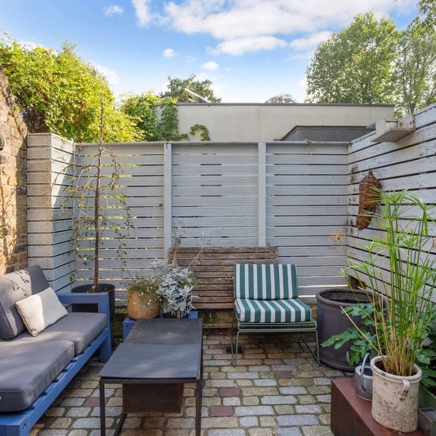 2 Bed Semi-Detached House, The Coach House, N4 - Photo 1