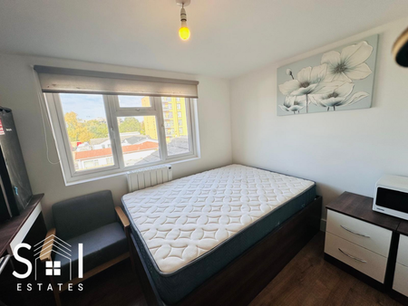 3 bedroom flat to rent - Photo 3