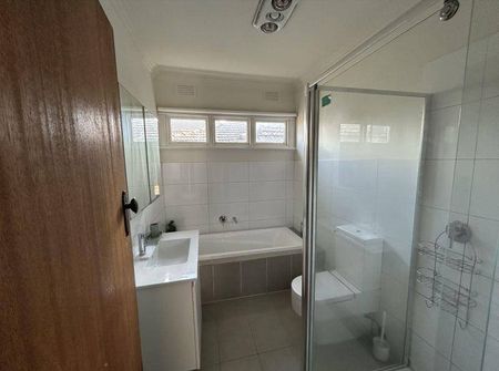 Available Now! Furnished 3 Bedroom House - Clean & tidy - Photo 2