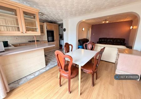 4 bedroom semi-detached house to rent - Photo 2