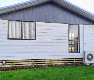 Comfy 3 Bedroom Home with Garden - Photo 2