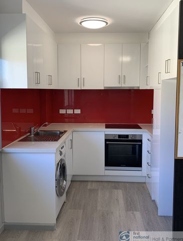 One bedroom renovated apartment in South Yarra - Photo 3