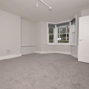 Studio Flat to rent - Ethelbert Road, Bromley, BR1 - Photo 2