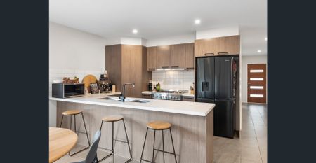 Beautiful spacious family home in prime central location! - Photo 4