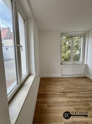 Willkommen in Ihrem neuen Zuhause! Diese großzügig geschnittene 3-Zimmer-Wohnung im 1. Obergeschoss eines umfassend sanierten Jugendstilhauses bietet modernen Wohnkomfort in historischem Ambiente.... - Photo 1