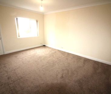 3 bed Flat - Photo 5