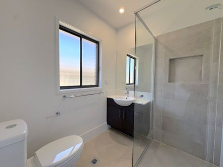 Modern 3-Bedroom Family Home with Ducted Air and Stylish Finishes - Photo 5