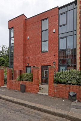 6 bedroom terraced house to rent - Photo 1