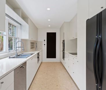 Unique Eastern Hill garden apartment with huge courtyard - Photo 5