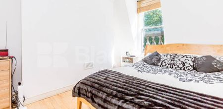 Fantastic modern two double bedroom apartment in a converted bank mins to tube - Photo 3