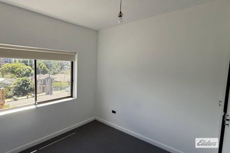 Freshly Renovated Two-Bedroom property – Prime Wollongong Location! - Photo 2
