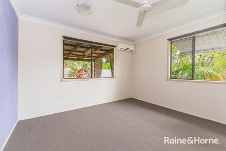 3 BEDROOM TWO-STOREY FAMILY HOME WITH RUMPUS ROOM! - Photo 4