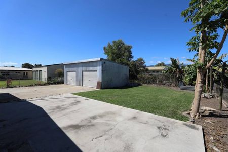 Large Air conditioned Home with Double Bay Shed and 5 KW Solar Power - Photo 4