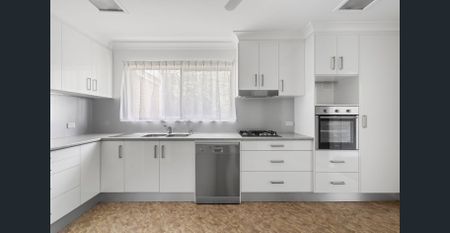 Impressive 5-Bedroom Family Home with Multiple Living Zones in a Prime Marsden Location - Photo 3