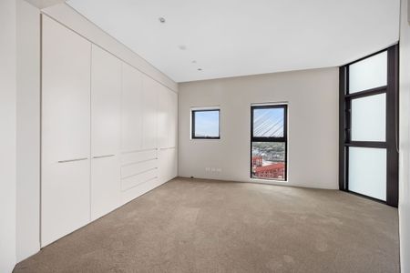 Immaculate Harbourside Living - Photo 2