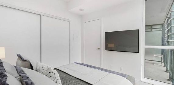 Burnhamthorpe/Confederation Beautifully Renovated 1Bdrm Modern Elegan - Photo 2