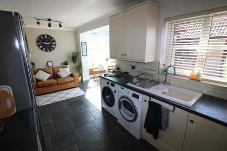 19 Hymers Close - Photo 2