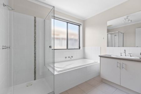 1 Pebble Avenue, Lyndhurst VIC 3975 - House For Rent | Domain - Photo 3