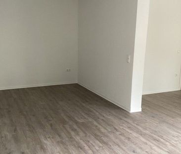 Zentral gelegen: renovierte 2 Zimmer, mit Balkon - Photo 1