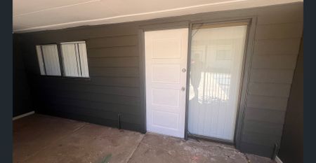 Fully Renovated 3 bedroom Home with 2 bedroom retreat - Photo 5