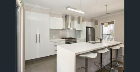 FULLY FURNISHED - CONTACT AGENT FOR AVAILABILITY - Photo 4