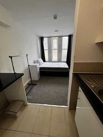 1 bedroom in a house share to rent - Photo 2