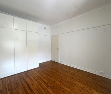 Updated 2 Bedroom Apartment - Handy Location - Photo 4