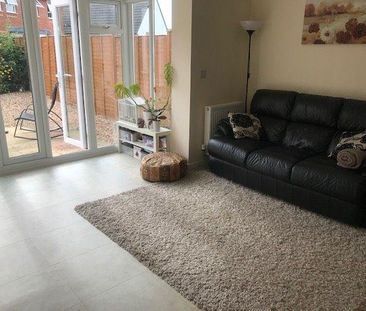 4 bedroom semi-detached house to rent - Photo 3