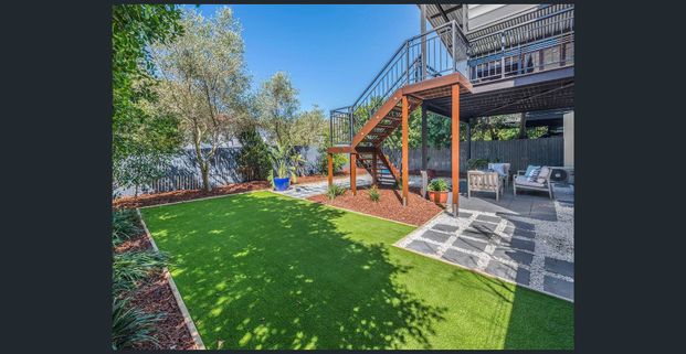 Sprawling 2 level townhouse as big as a house! - Photo 1