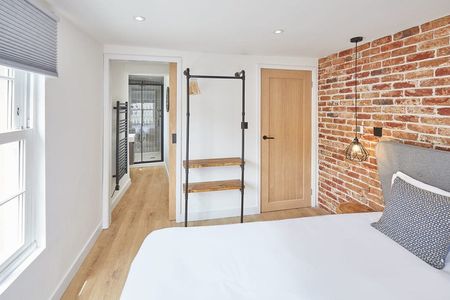 Golden Lion Bank - Photo 4