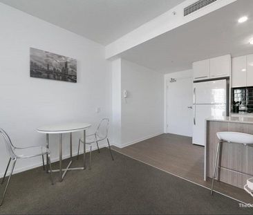 MILTON- FULLY FURNISHED 1 BEDROOM 1 BATHROOM APARTMENT - JUST 2KM FROM THE CBD - Photo 3