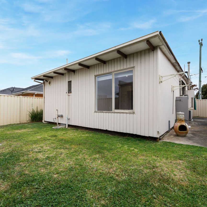 Renovated 3-Bedroom Home in Prime St Albans Location! - Photo 1