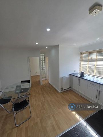 1 bedroom flat to rent - Photo 4