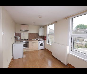 Studio Flat, St. Georges Road, E10 - Photo 1