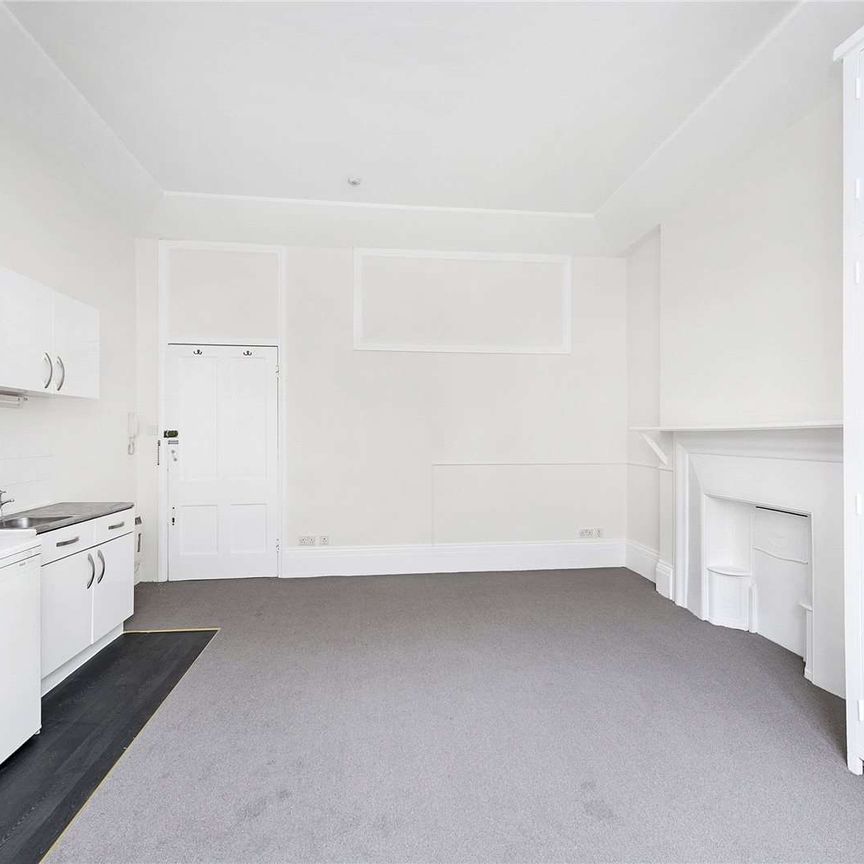 A brilliant ground floor studio with its own kitchenette and shower room, with shared toilet facilities, on a desirable street in South Kensington. - Photo 1