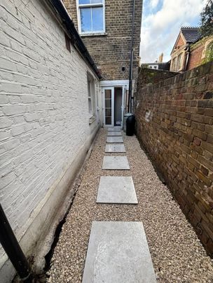 Room in a Shared Flat, Endlesham Road, SW12 - Photo 1