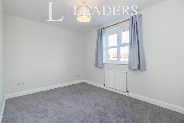 2 bedroom house to rent St. Andrews Gardens, Cobham, KT11 - Photo 1