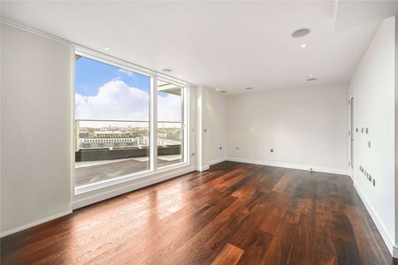 Newly refurbished three bedroom apartment - Photo 5
