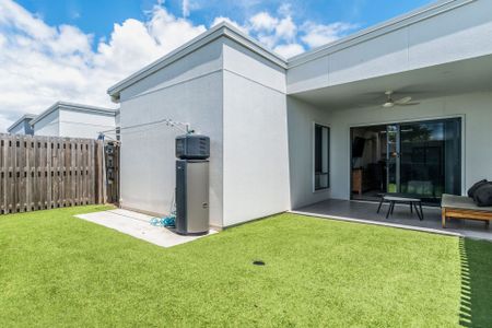 Low Maintenance Living in Award Winning Family Friendly Estate! - Photo 5