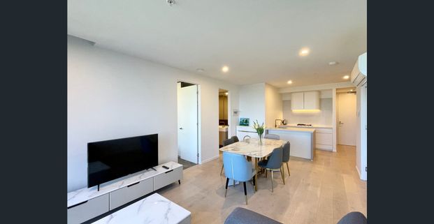 Luxurious 2 beds 2 baths apartment above the GLEN shopping mall - Photo 1