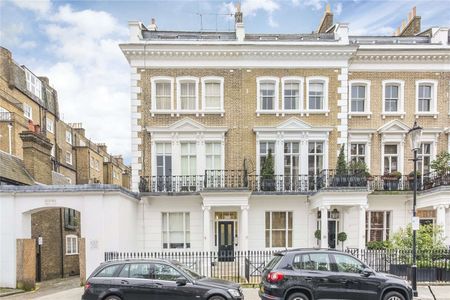 A fourth floor studio room in a lovely period building well located in South Kensington with its own kitchen and shared bathroom facilities. - Photo 5