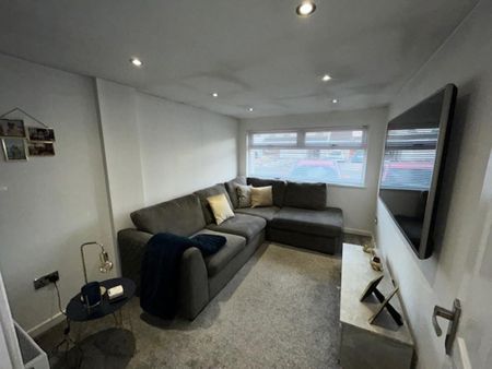 3 bedroom semi-detached house to rent - Photo 3