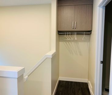 Fully Furnished, Renovated, 2 Bedroom Corner Townhouse In Varsity Nw - Photo 3