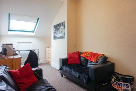 Flat 4, 21 Midland Road, Leeds, Hyde Park, Leeds, LS6 1BQ - Photo 3