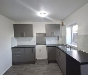 2 bedroom end of terrace house to rent - Photo 2